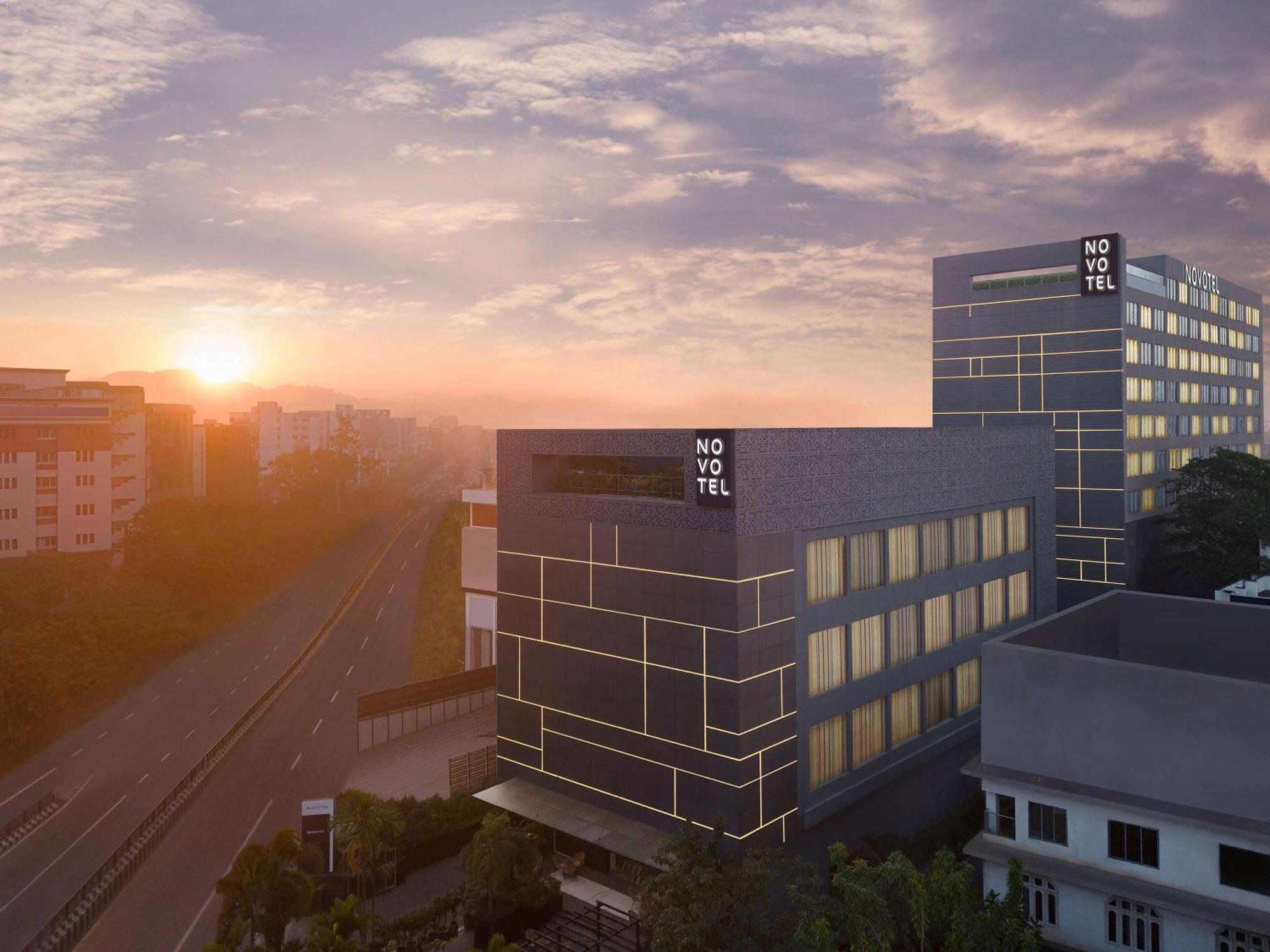 Novotel Guwahati Gs Road Екстериор снимка