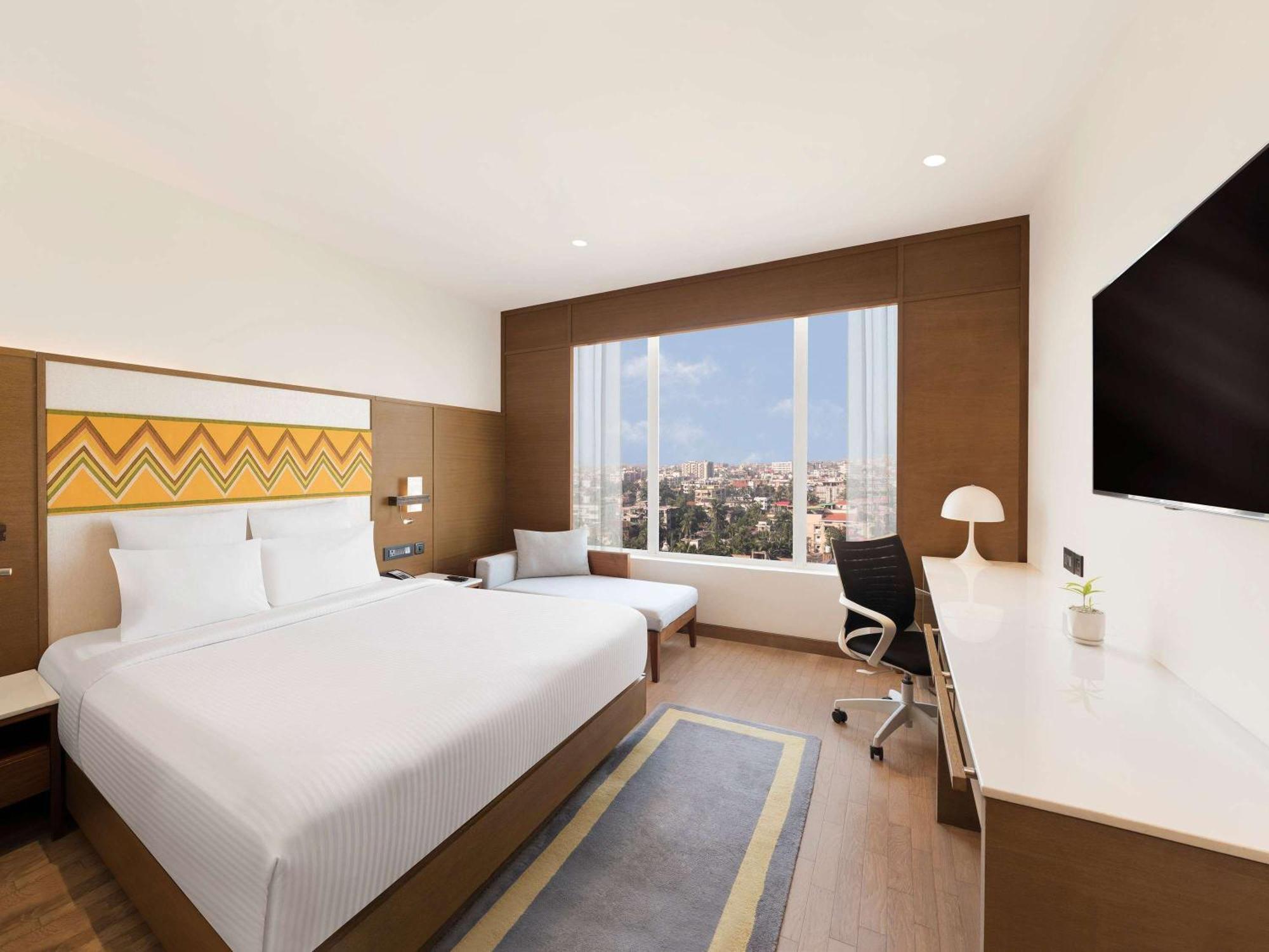 Novotel Guwahati Gs Road Екстериор снимка