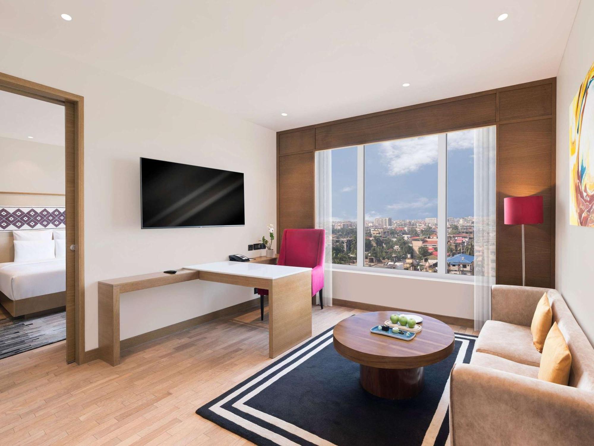 Novotel Guwahati Gs Road Екстериор снимка